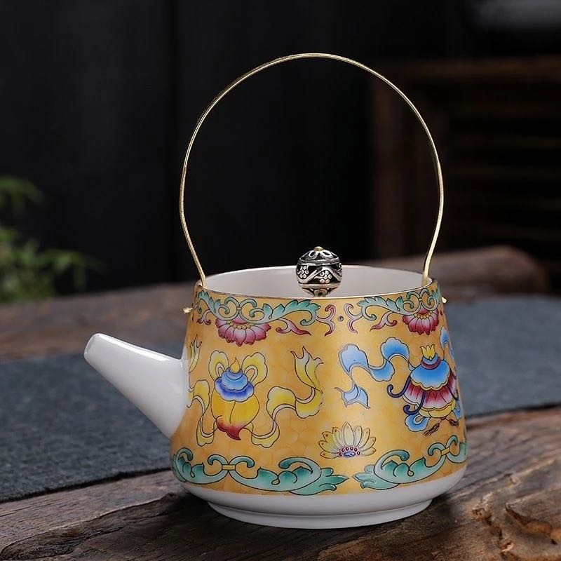 Tetera de Porcelana con Asa Dorada y Motivos Florales