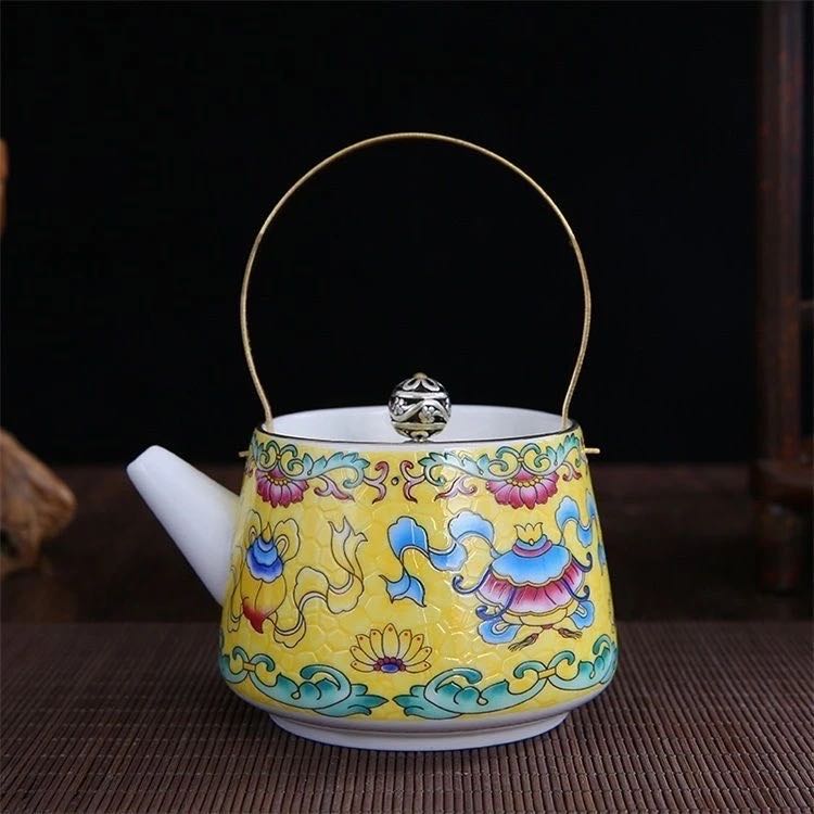 Tetera de Porcelana con Asa Dorada y Motivos Florales