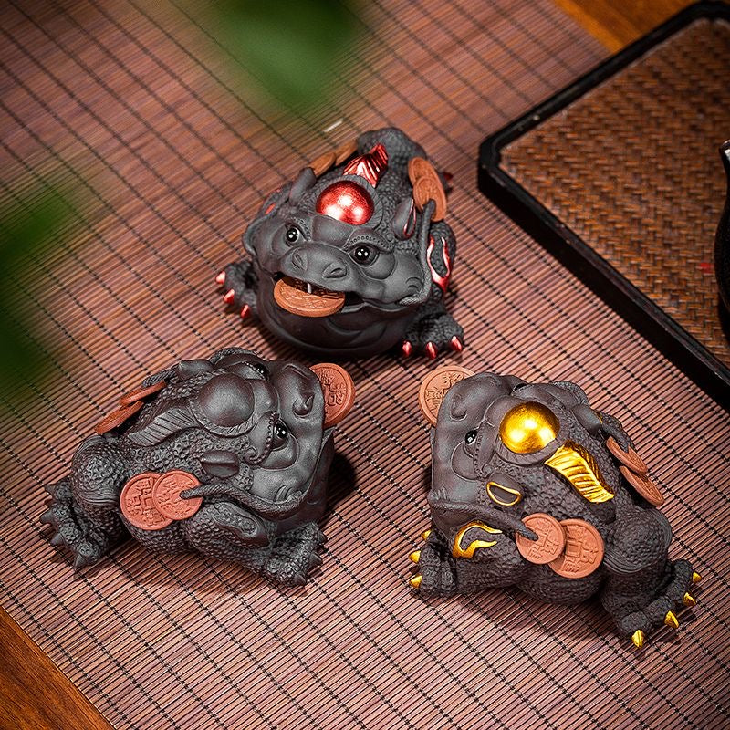 Mascota de té de Rana de la Fortuna con Detalles en Tres Colores