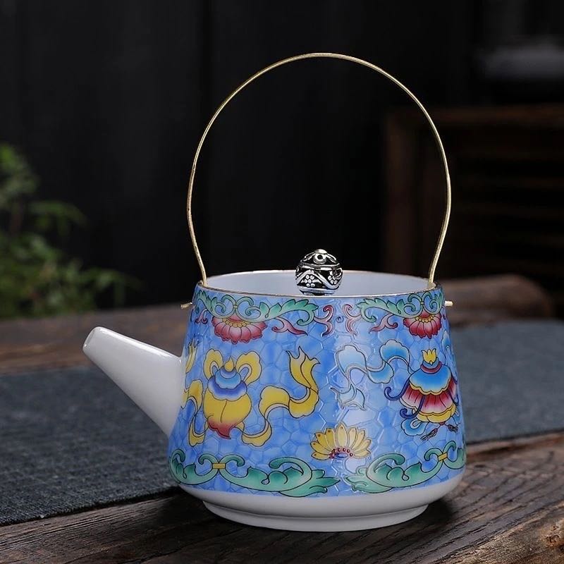 Tetera de Porcelana con Asa Dorada y Motivos Florales