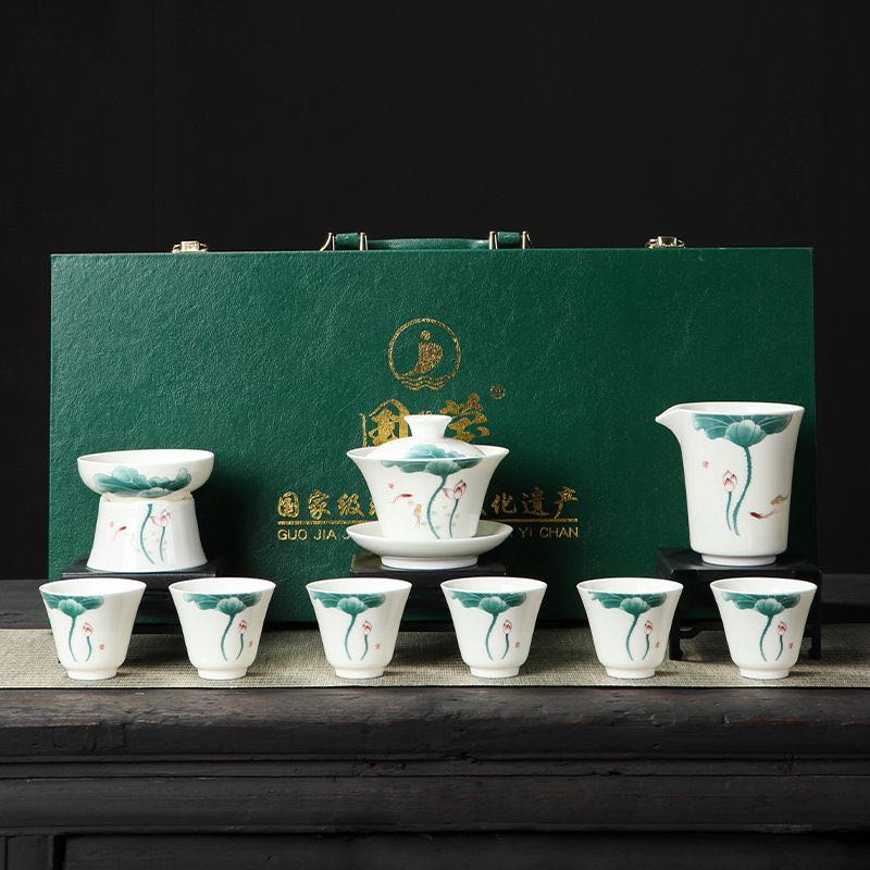 Juego de Té Chino de Porcelana con Motivos Florales Tradicionales
