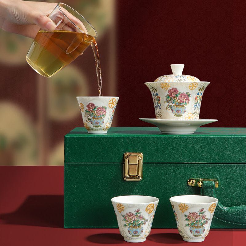 Juego de Té Chino de Porcelana con Motivos Florales Tradicionales