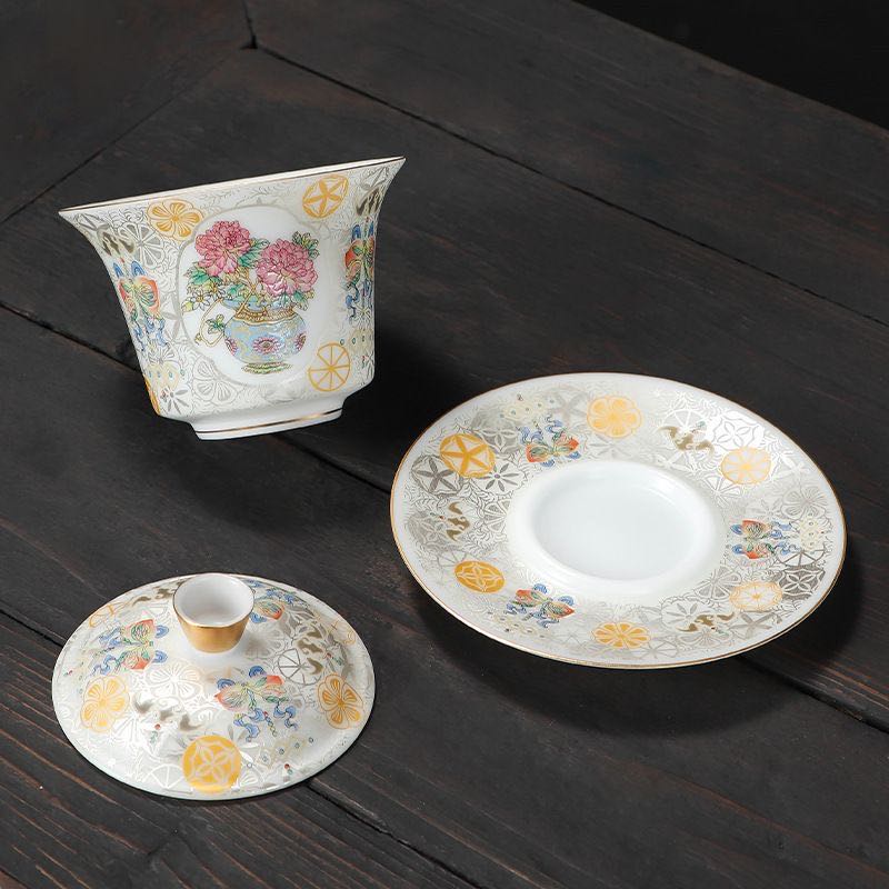 Juego de Té Chino de Porcelana con Motivos Florales Tradicionales