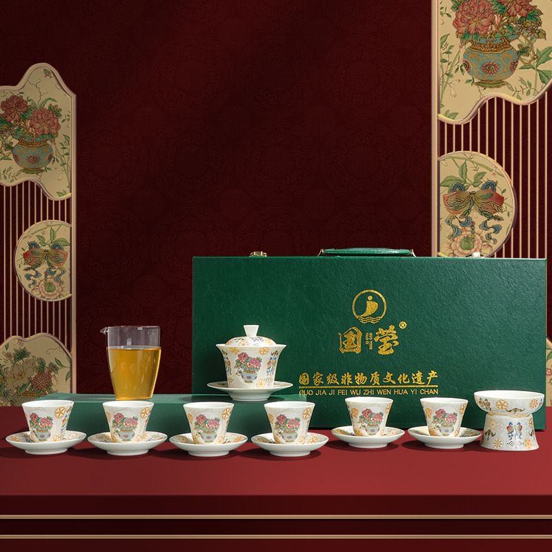 Juego de Té Chino de Porcelana con Motivos Florales Tradicionales